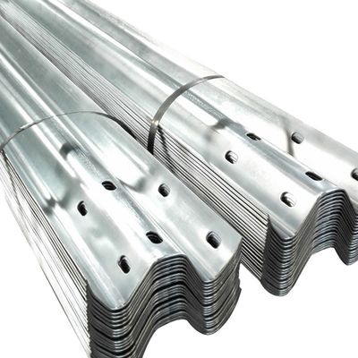 Zubereitende Farbe Q345 Q235 Galvanized Steel Highway Guardrail für die Sicherheit des Straßenverkehrs