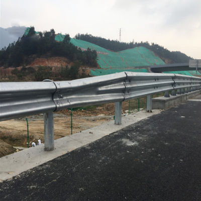 ISO9001 2008 Zertifizierter Verzinkter Stahl 3 bis 2 Zwei bis drei Schutzgitter für die Autobahn