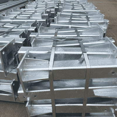 Anti-Korrosionsverzinkte Metallflanschenpfosten für die Sicherheit und Zuverlässigkeit der Straße