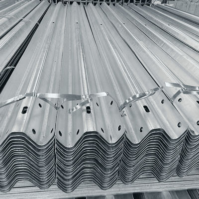 Highway GS4 Guardrail Warmdipp Galvanisierter Stahl W-Strahl für die Sicherheit des Straßenverkehrs