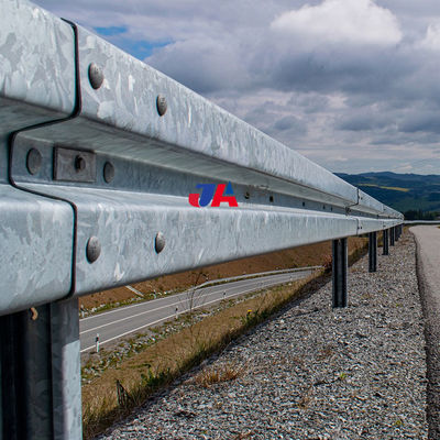En1317 N1 Stahlzaun Autobahn Schutzrail Verkehrsschranke Zwei Wellenbalken Absturzschranke angepasst