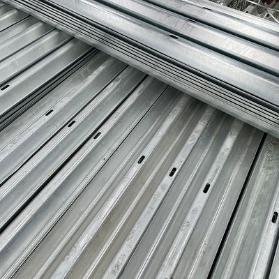 ISO-zertifizierte Metall-Drei-Bügel-Straßengitter mit H-Stahl-Abstandsblock-Pulverbeschichtung