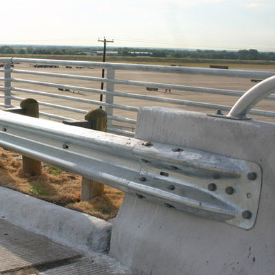 angepasste Farbe Zink beschichtet gewölbter Highway Guardrail mit Brücken-Terminal Ende für Highway