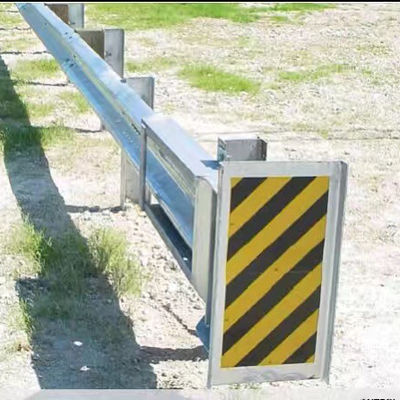 Hot Dip Galvanized Thire Beam Highway Guardrail mit Stahl SKT Terminal Ende nach Afrika exportiert
