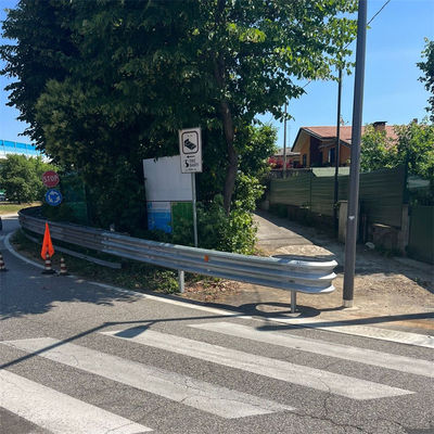 Straßenverkehrssicherheit Walzbalken-Stahl-Straßengitter mit Z-Posten für den afrikanischen Markt