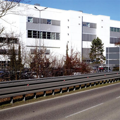 Straßenverkehrssicherheit Walzbalken-Stahl-Straßengitter mit Z-Posten für den afrikanischen Markt