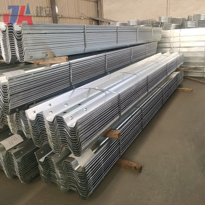 AASHTO M-180 Standard galvanisierter Straßengitterstahl mit rundem Zaunpfeiler nach Afrika exportiert