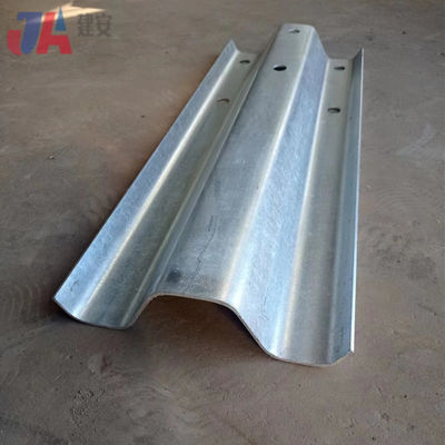 Straßenverkehrssicherheit Galvanized W Beam Guard Rail mit ISO 14001 Zertifikat in den Philippinen
