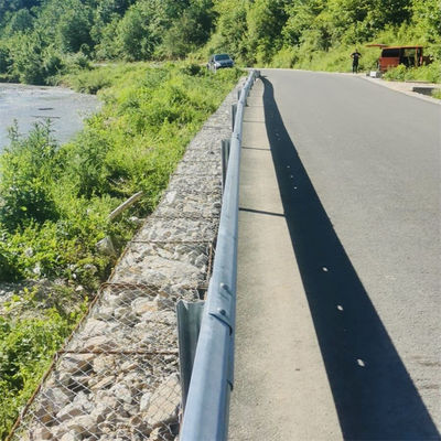 ISO 9001/14001/18001 Zertifiziert Q235 Q345 W-Beam Highway Guardrail für die Verkehrssicherheit