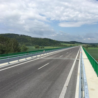 Straßenschutzgeländer W Beam Stahl Kosten pro Fuß aus Q345 Streifen Stahl für den Straßenschutz