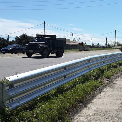 Straßenschutzgeländer W Beam Stahl Kosten pro Fuß aus Q345 Streifen Stahl für den Straßenschutz
