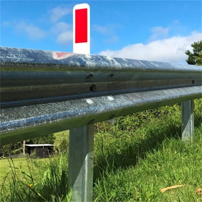 3 mm / 2,7 mm Dicke Hr-Blatt Pulver beschichtet Verkehrssicherheit Highway Guardrail für Straße
