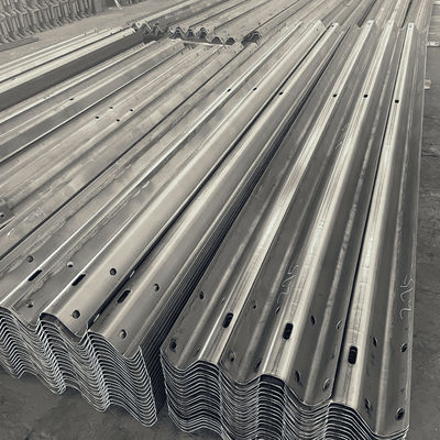 Q345 Strip Steels Pulver beschichtet 3W Thrie Beam Highway Guardrail für AASHTO M-180 Standard