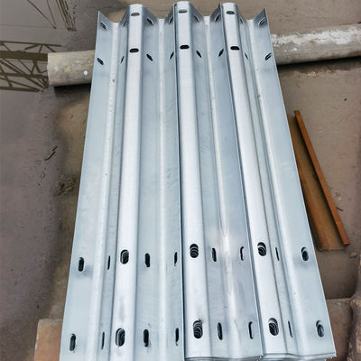 Straßenverkehrssicherheit Stahl Thrie Beam Highway Guardrail Q345 SJ345R für die Straßenverkehrssicherheit