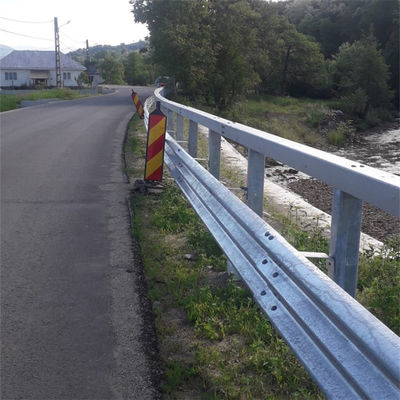 Straßenverkehrssicherheit Galvanisierter Stahl Highway Guardrail-System mit Q345 Streifen-Stahl