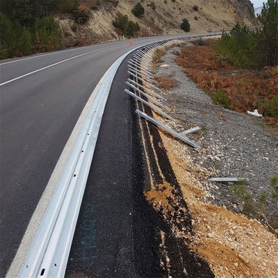 Straßenverkehrssicherheit angepasste Farbe W Beam Highway Guardrail Verkehrsschranke in Kalifornien