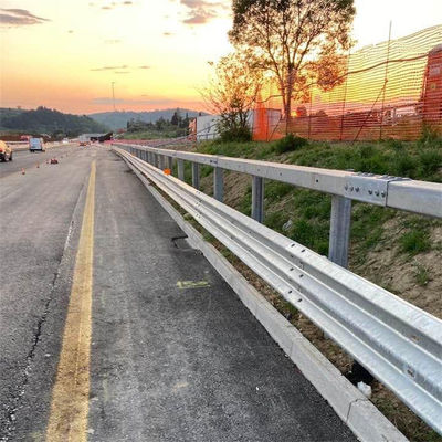 Highway Guardrail und Posts AASHTO M-180 Standard Warmverzinkte Kaltgewalzte Technologie