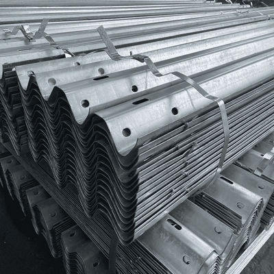W Beam Highway Guardrails mit Q235 Q345 Material und Galvanisiertes Pulverbeschichtung