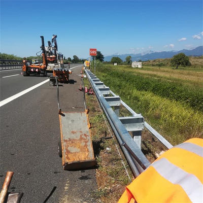 W Beam Highway Guardrails mit Q235 Q345 Material und Galvanisiertes Pulverbeschichtung