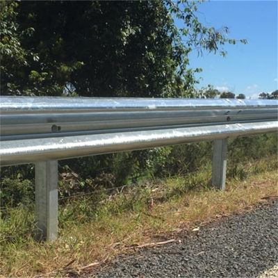 Auf Wunsch gefertigte Warmdipp-verzinkte Stahlverkehrsbarriere Autobahn-Schutzgelände Farbbeschichtung Q235